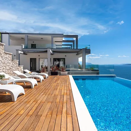 Luxurious Beachfront Hrid With With Jacuzzi, Infinity Pool Mimice