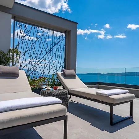 Luxurious Beachfront Hrid With With Jacuzzi, Infinity Pool