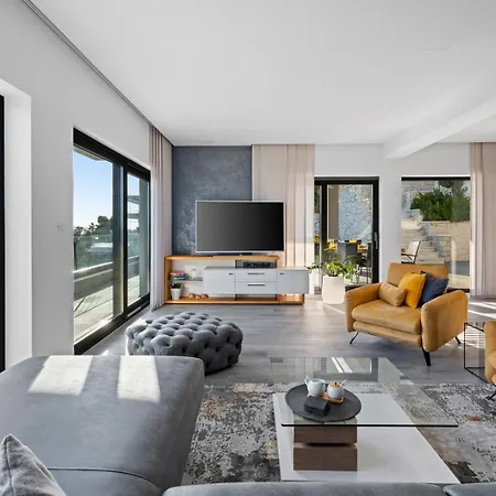 Luxurious Beachfront Hrid With With Jacuzzi, Infinity Pool Mimice