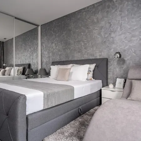 Luxurious Beachfront Hrid With With Jacuzzi, Infinity Pool