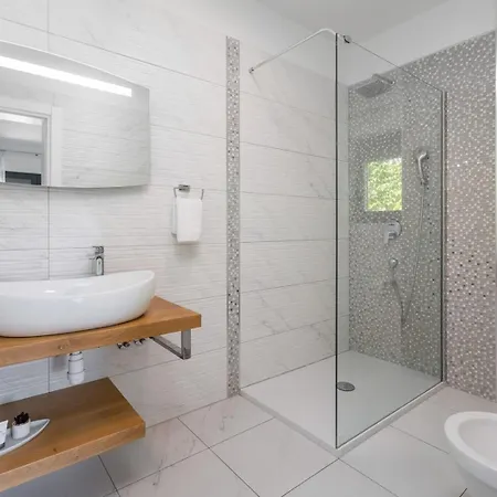 Vila Luxurious Beachfront Hrid With With Jacuzzi, Infinity Pool *