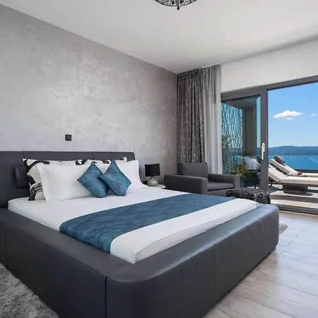 Luxurious Beachfront Hrid With With Jacuzzi, Infinity Pool Vila
