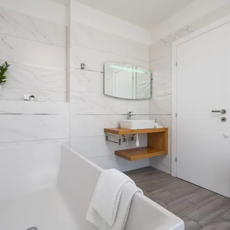 Vila Luxurious Beachfront Hrid With With Jacuzzi, Infinity Pool