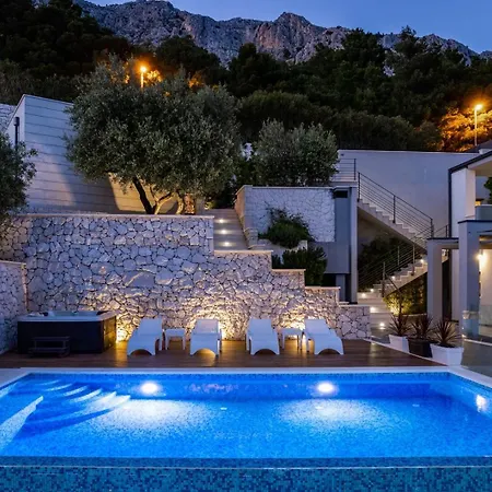 Luxurious Beachfront Hrid With With Jacuzzi, Infinity Pool