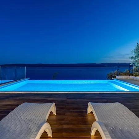Luxurious Beachfront Hrid With With Jacuzzi, Infinity Pool