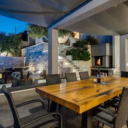 Luxurious Beachfront Hrid With With Jacuzzi, Infinity Pool * Mimice
