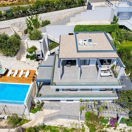 Luxurious Beachfront Hrid With With Jacuzzi, Infinity Pool Mimice